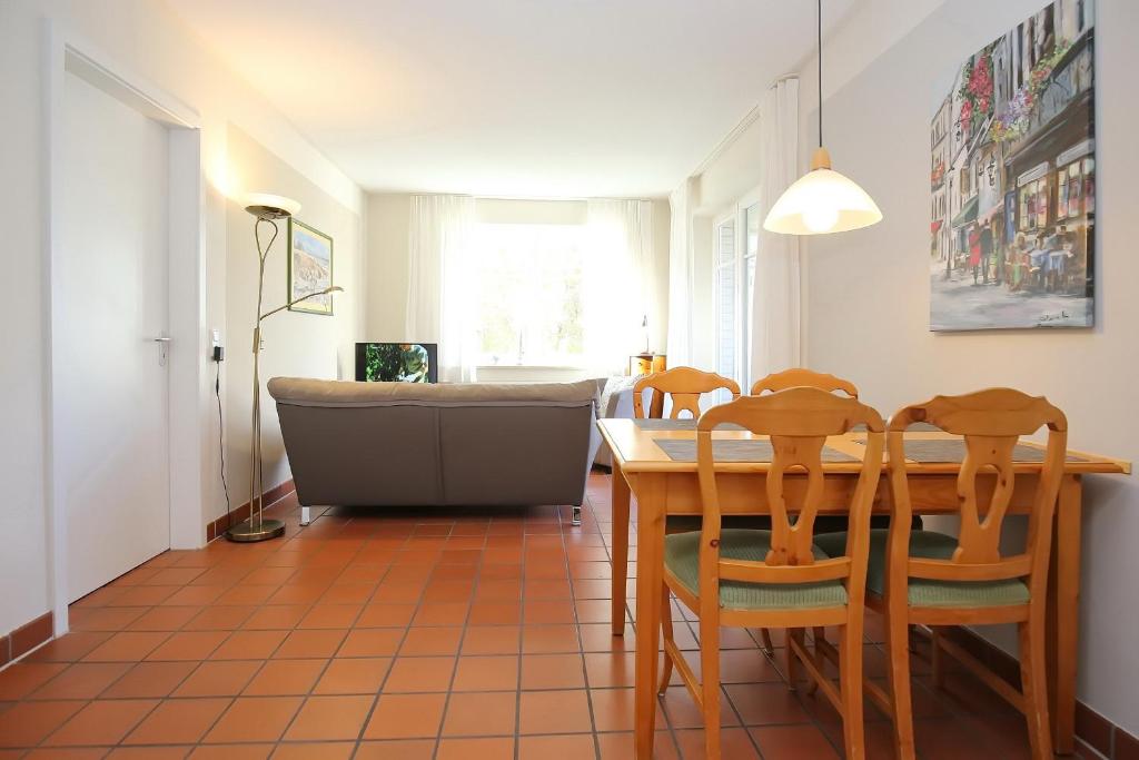 博尔滕哈根Dünenblick Wohnung 20的一间带桌椅的用餐室
