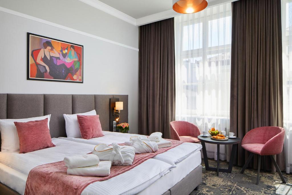 克拉科夫Hotel Estera的酒店客房设有一张粉红色的大床