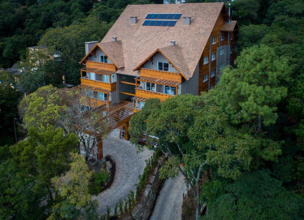 格拉玛多里菲吉奥山酒店的享有山丘上树木房屋的顶部景色