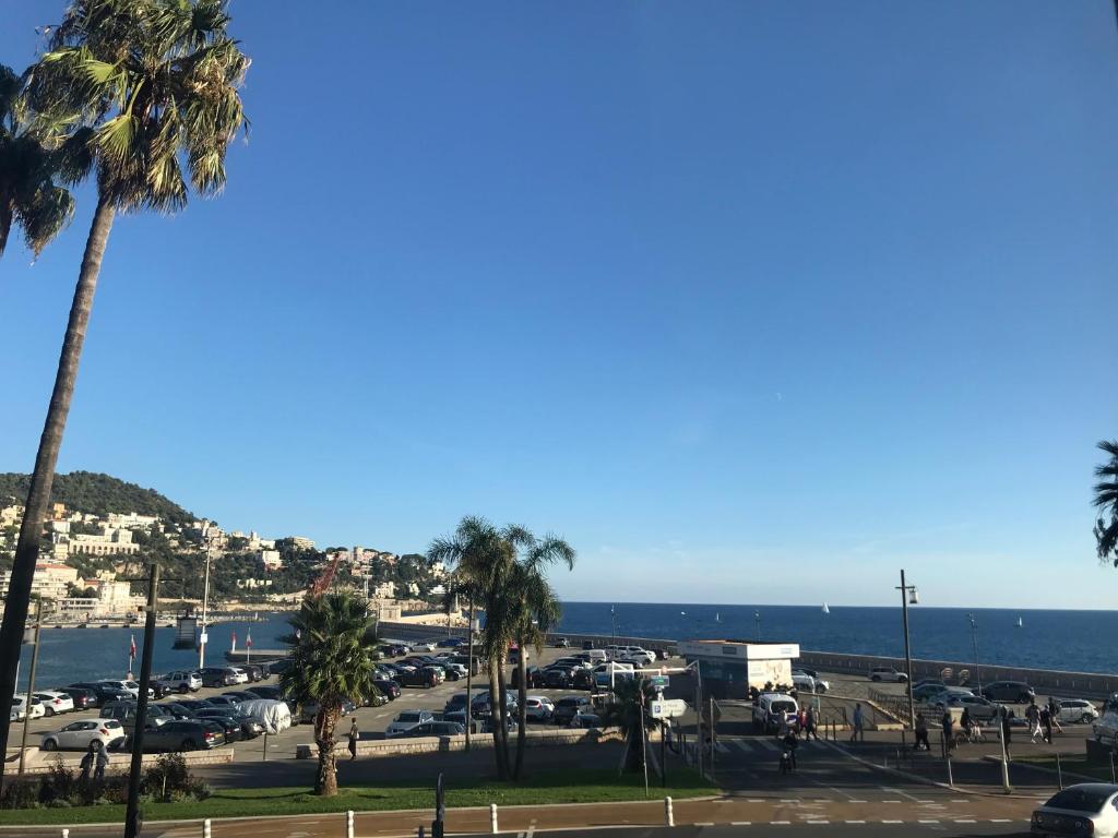 尼斯Sea View Nice Port Appartment的棕榈树和海洋的停车场