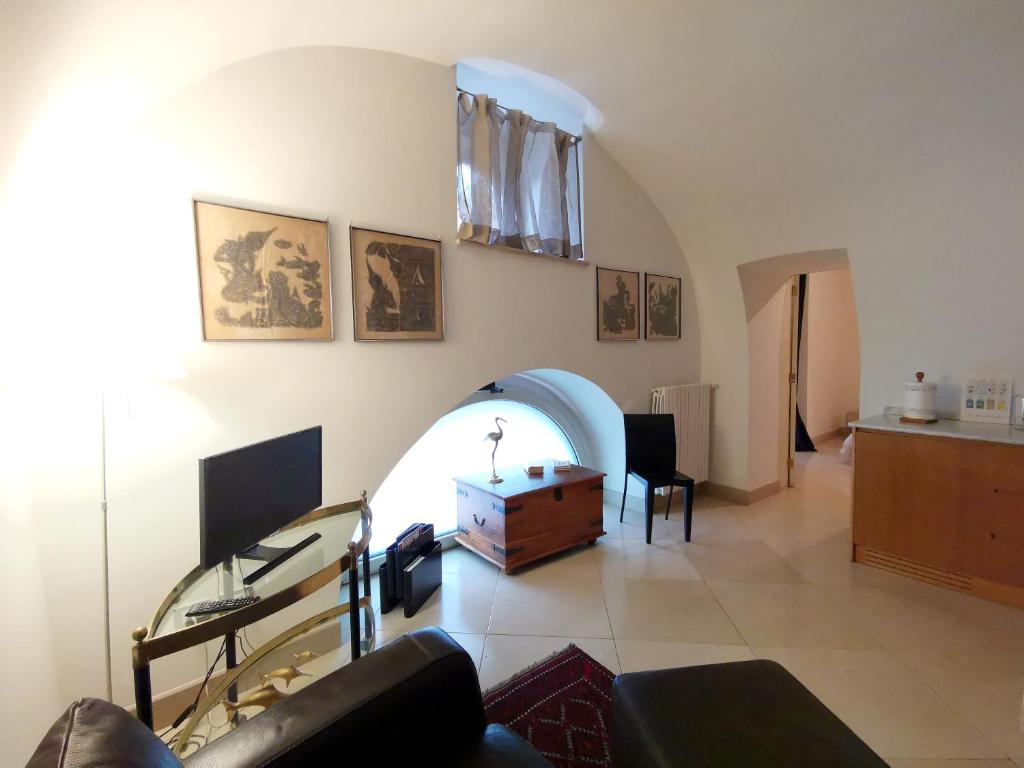 巴里Scesa San Michele的客厅配有沙发和桌子