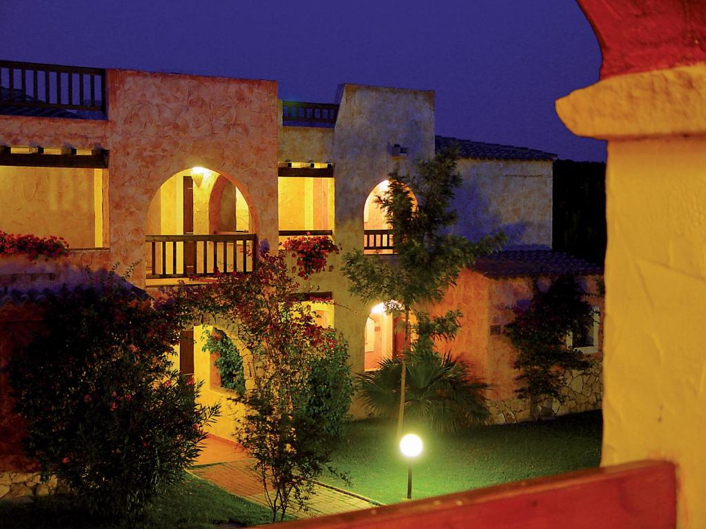 卡斯蒂亚达斯iGV Club Santagiusta的一座在晚上设有庭院的大建筑