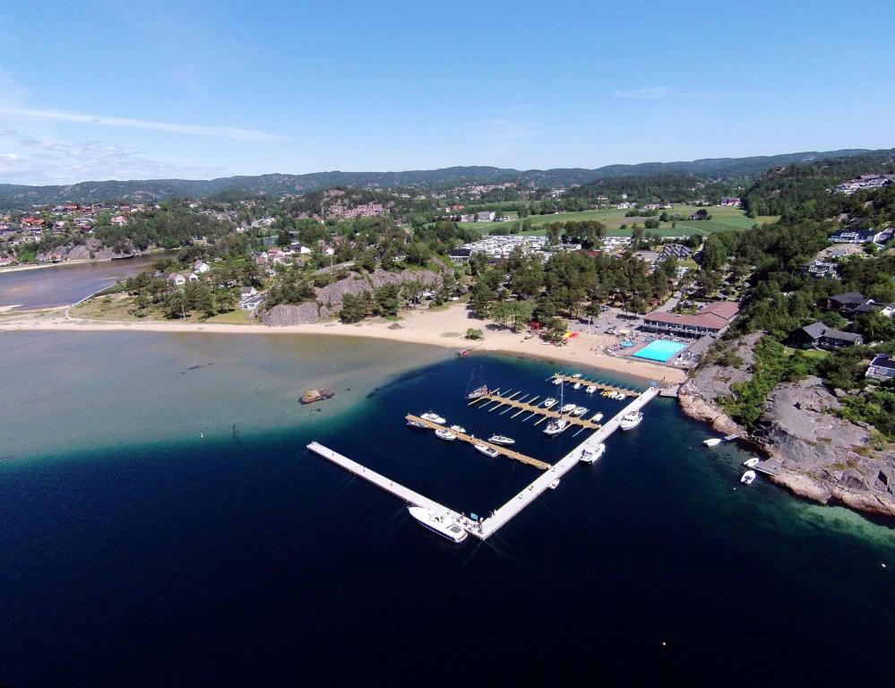 Søgne阿罗斯菲力森特旅馆的享有海滩的空中景色,在水中划船
