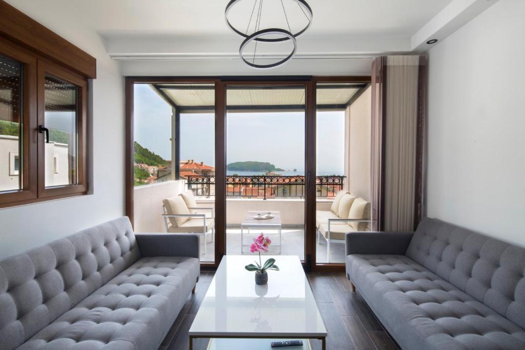 布德瓦Villa Lazy Hill的客厅配有两张沙发和一张桌子