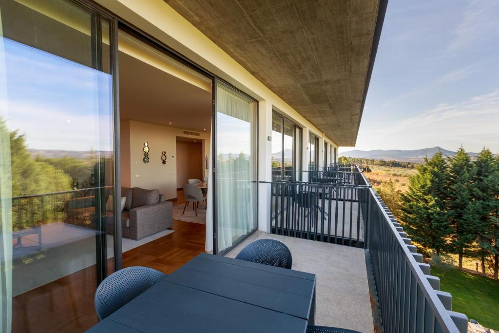 瓦尔帕苏什Olive Nature - Hotel & SPA da Quinta Dona Adelaide的房屋的阳台享有风景。