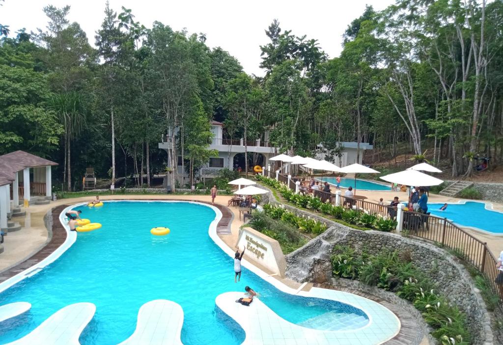 La UnionMt Hamiguitan Escape Resort的度假村游泳池的图片