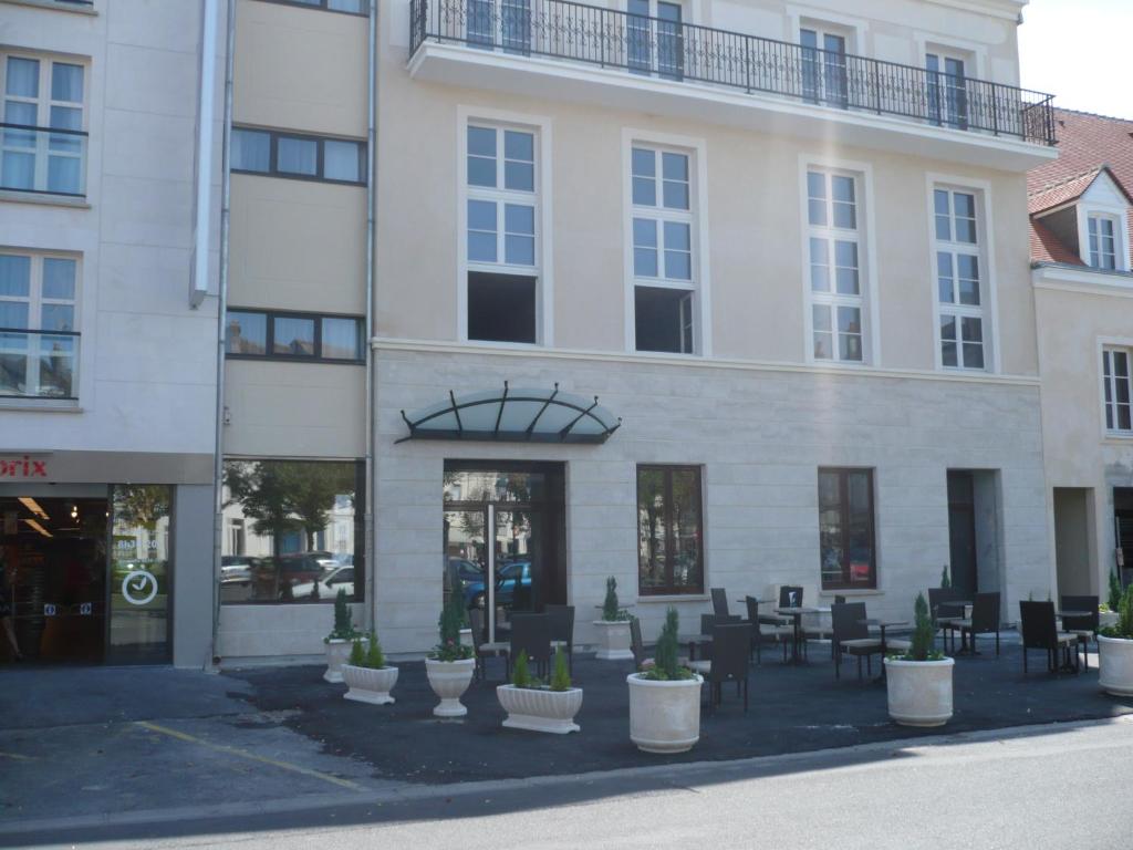 蒙塔日达特尼昂酒店的前面设有桌椅的建筑