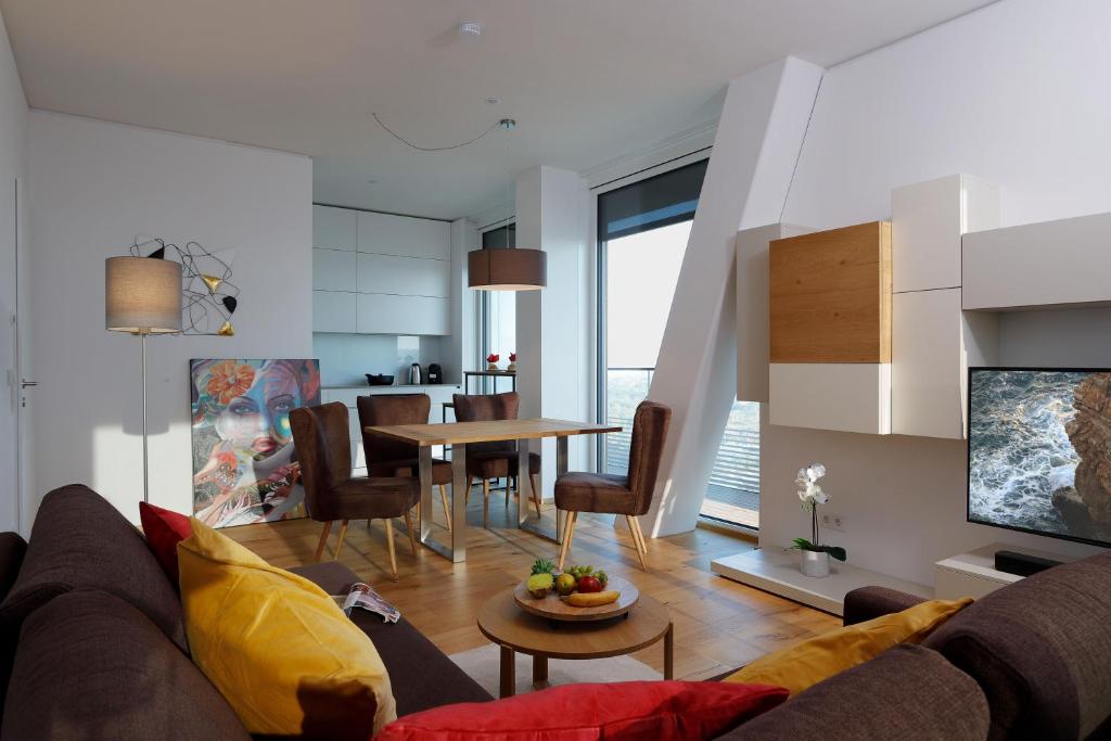 维也纳Triiiple Suites Level 21 mit Balkon und Tiefgarage的客厅配有沙发和桌子