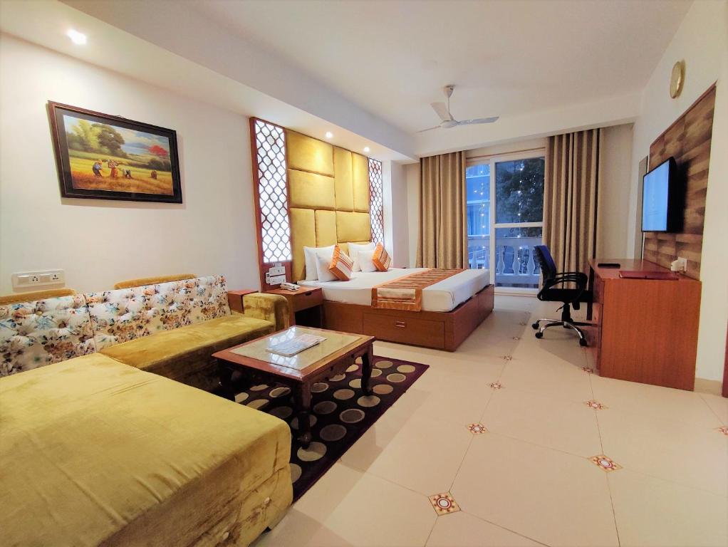 古尔冈The Angel Hotel & Suites near Medanta的酒店客房,配有床和沙发