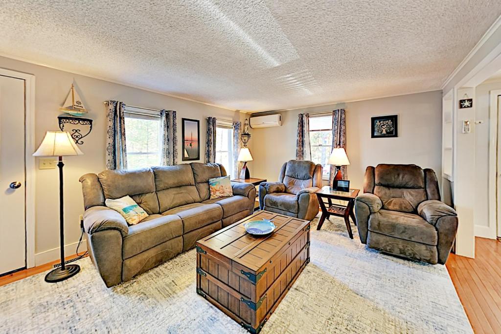 奥克布拉夫斯Island Breeze的客厅配有两张沙发和一张咖啡桌