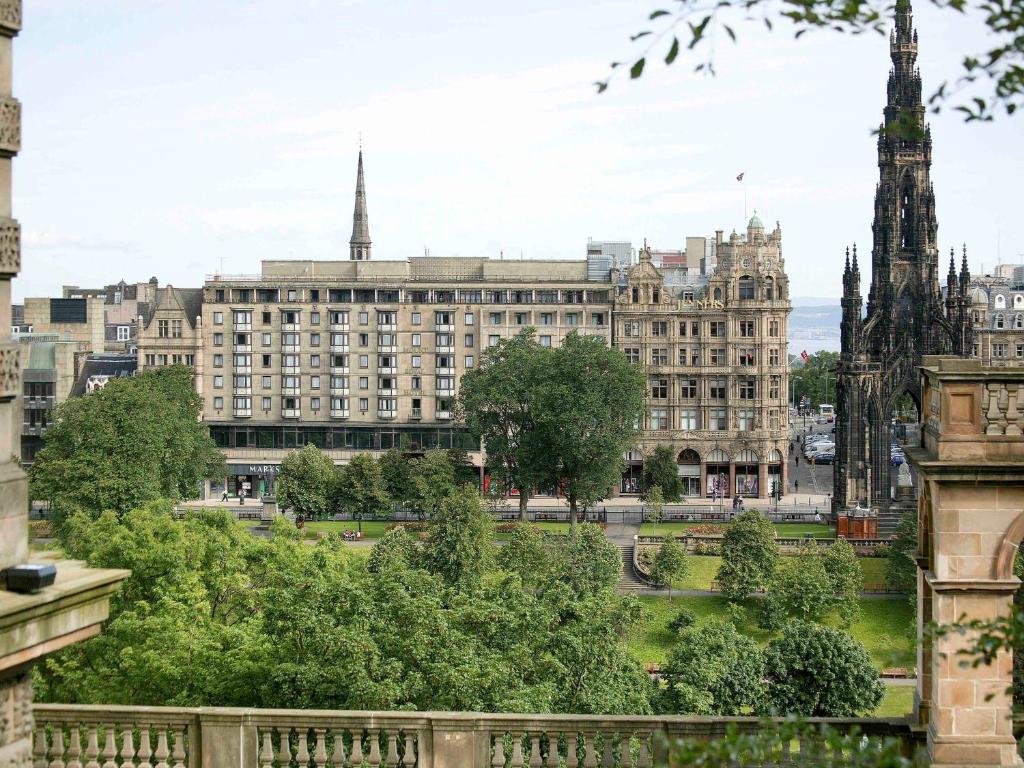 爱丁堡爱丁堡王子街美居酒店的从大楼的阳台上可以欣赏到大教堂宫殿的景色