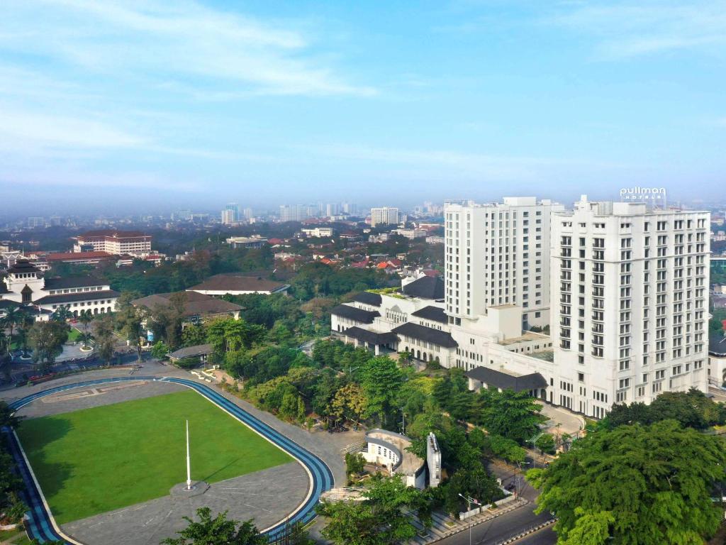 万隆Pullman Bandung Grand Central的享有一个白色大建筑的城市空中景色