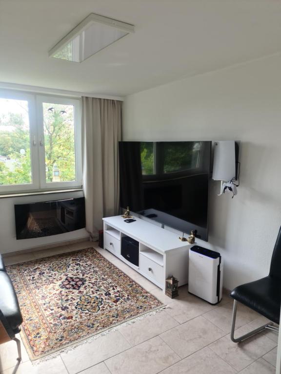汉诺威Hannover Messe Apartment的白色的客厅配有电视和沙发