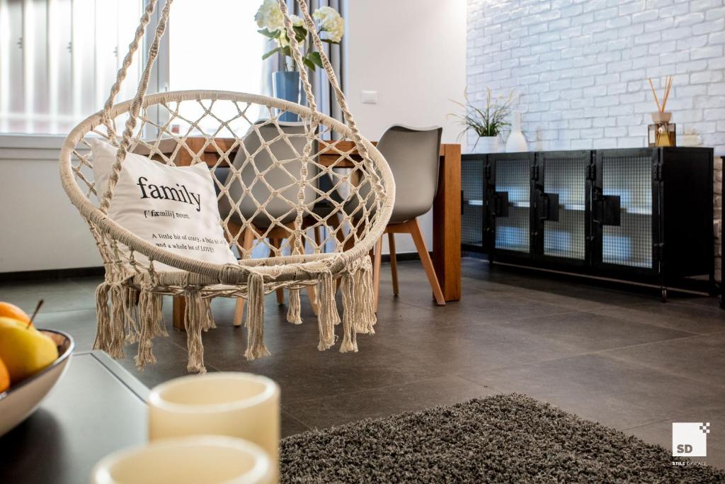 博洛尼亚Pam Style Home的一间设有藤椅和桌子的房间