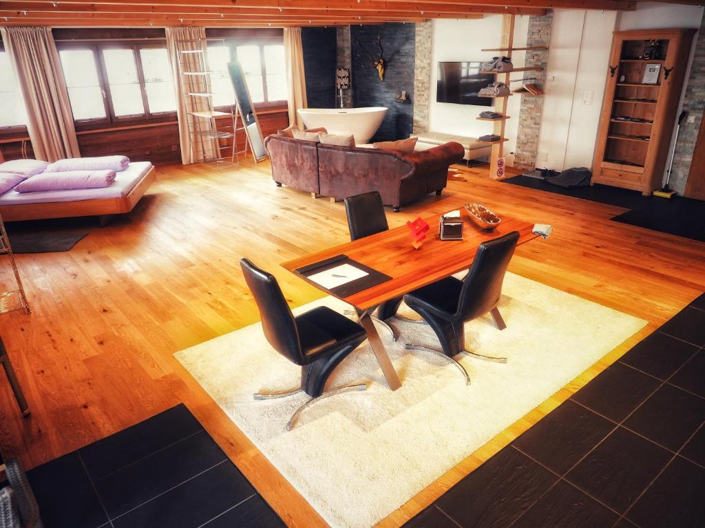 达沃斯Haus Rhätikon Mayer的客厅配有木桌和椅子