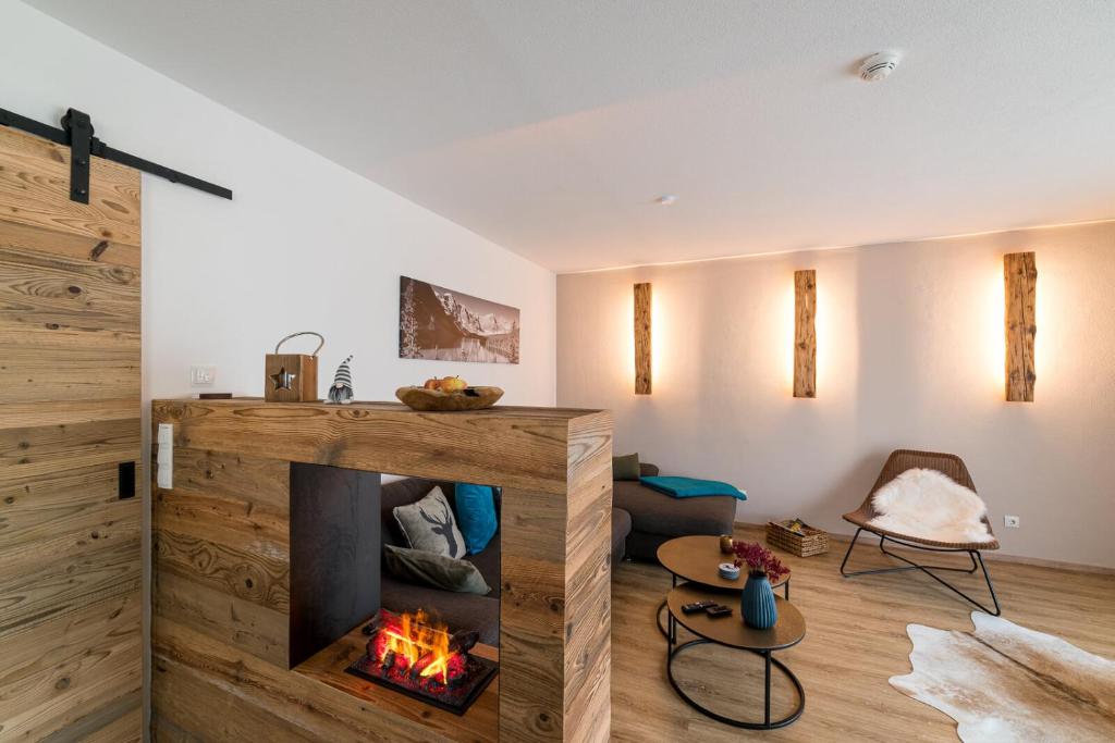 菲根Alpen-Lounge Apartment 17的客厅设有壁炉和沙发。