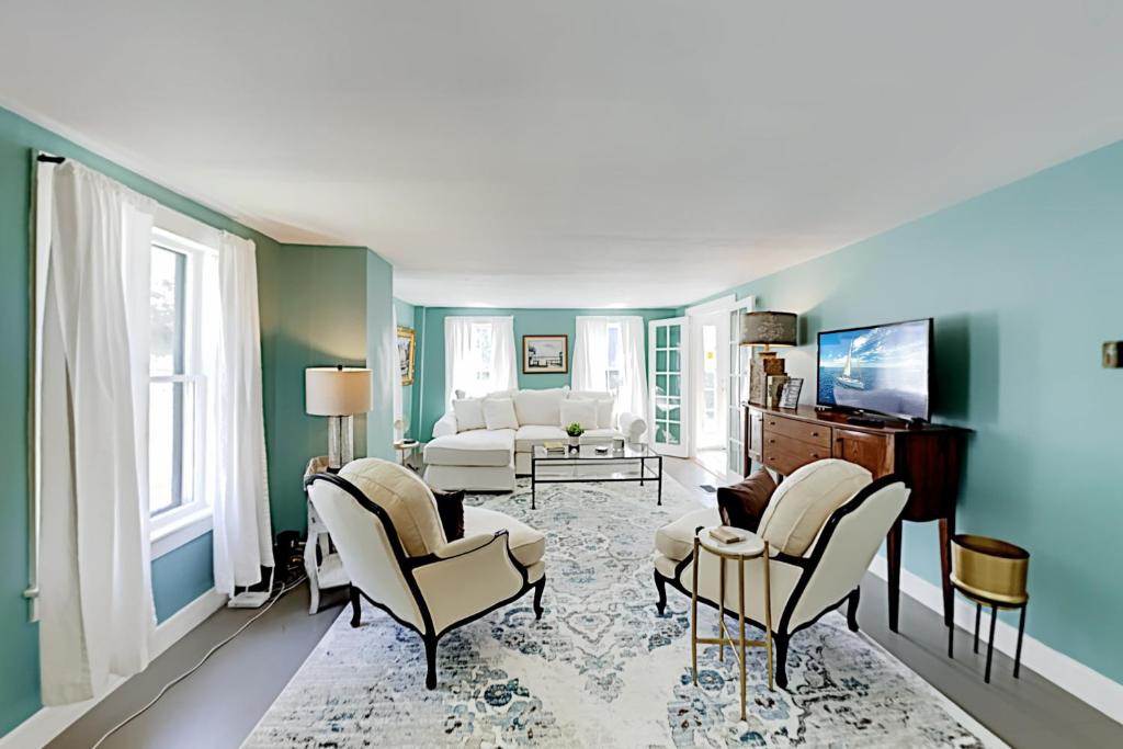 WiscassetWiscasset Holiday的客厅拥有蓝色的墙壁和白色的家具
