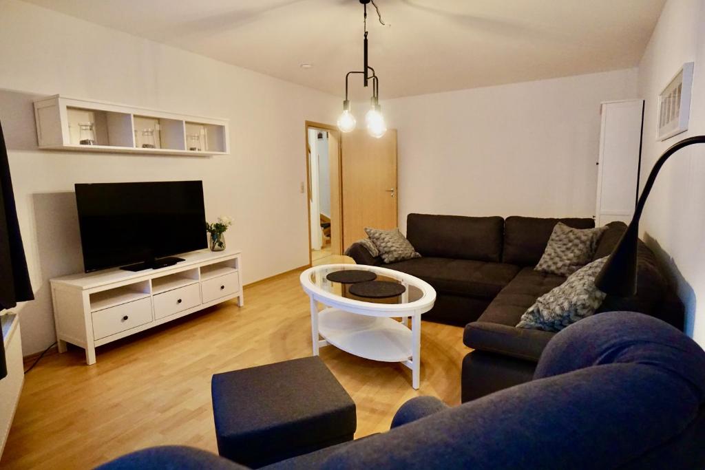 维斯马Ferienwohnung Badstaven的带沙发和平面电视的客厅