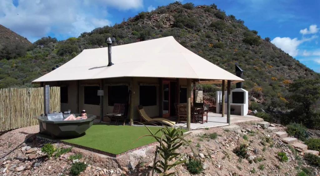 蒙塔古Grysbokkloof Private Nature reserve luxury Glamping 6km from Montagu的山前带凉亭的小房子