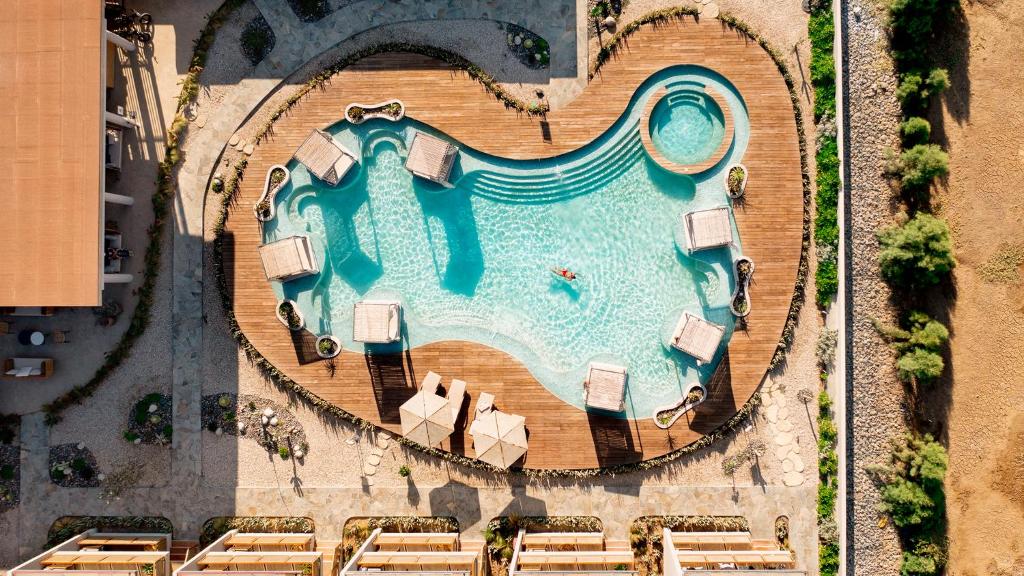 洛斯拉甘斯Norte Suites Boutique的享有游泳池的顶部景致,拥有心形