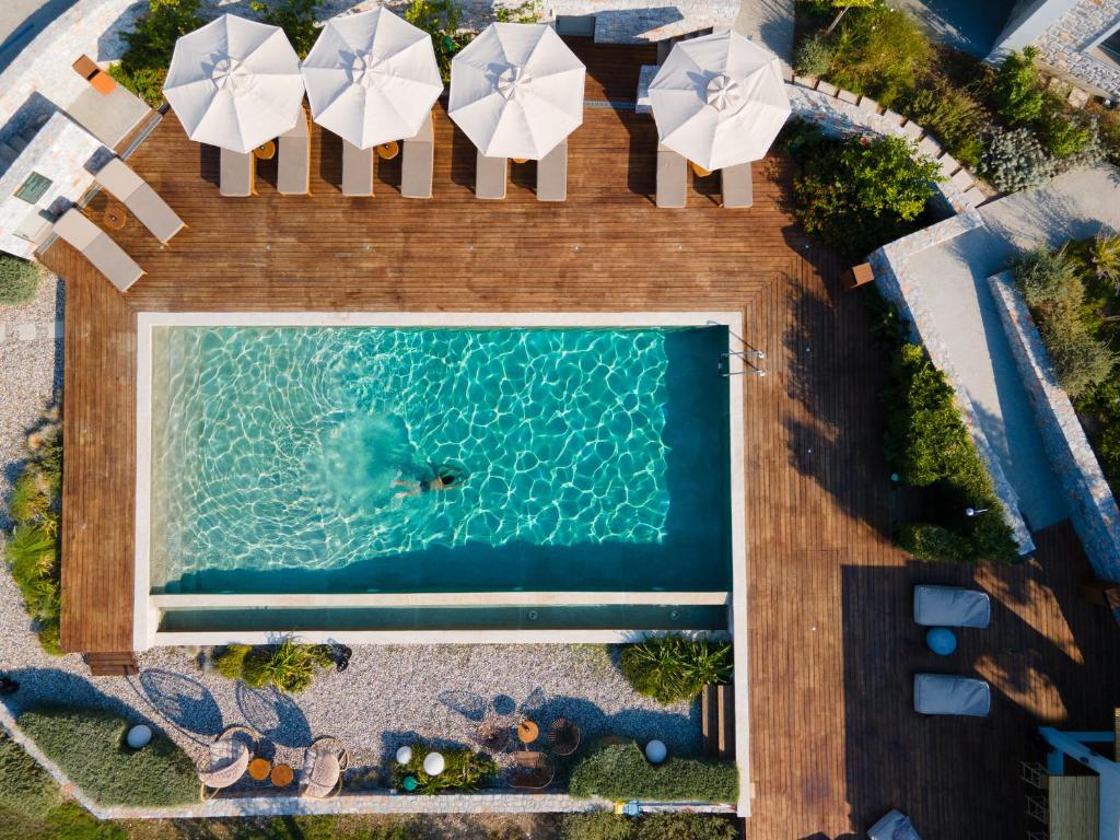 米蒂利尼Elies Residences的享有带遮阳伞的游泳池的顶部景致