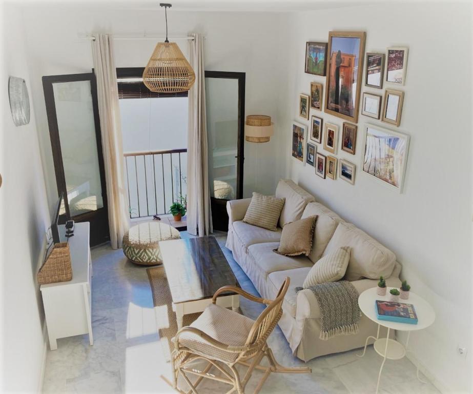 赫雷斯-德拉弗龙特拉El Envero Apartamento的客厅配有沙发和桌子
