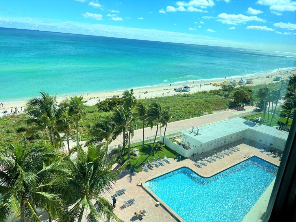 迈阿密海滩Ocean Front Units at Miami Beach的享有度假胜地的空中景致,设有游泳池和海滩