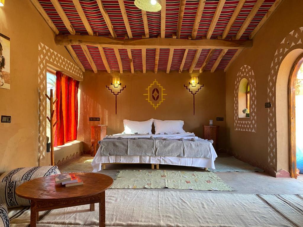 姆哈米德Camp Auberge Sahara Marokko的一间卧室配有一张床和一张桌子