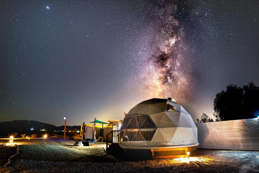 二十九棕榈村The Kosmic Tortoise的夜间的圆顶天文台,用乳白色的路