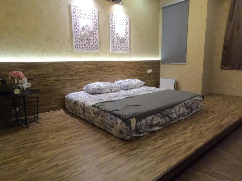 新山Aurura PremiumStay Exclusive Home的一间卧室配有一张带两个枕头的床