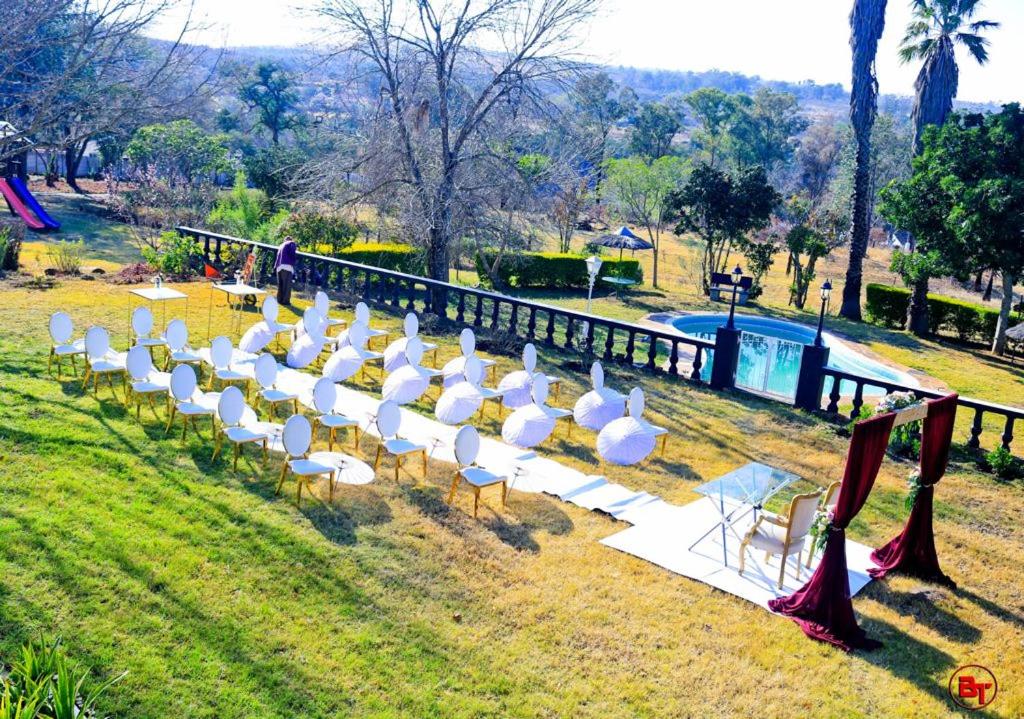威廉王城BougainVilla Guest House的坐在草地上的一排白色椅子