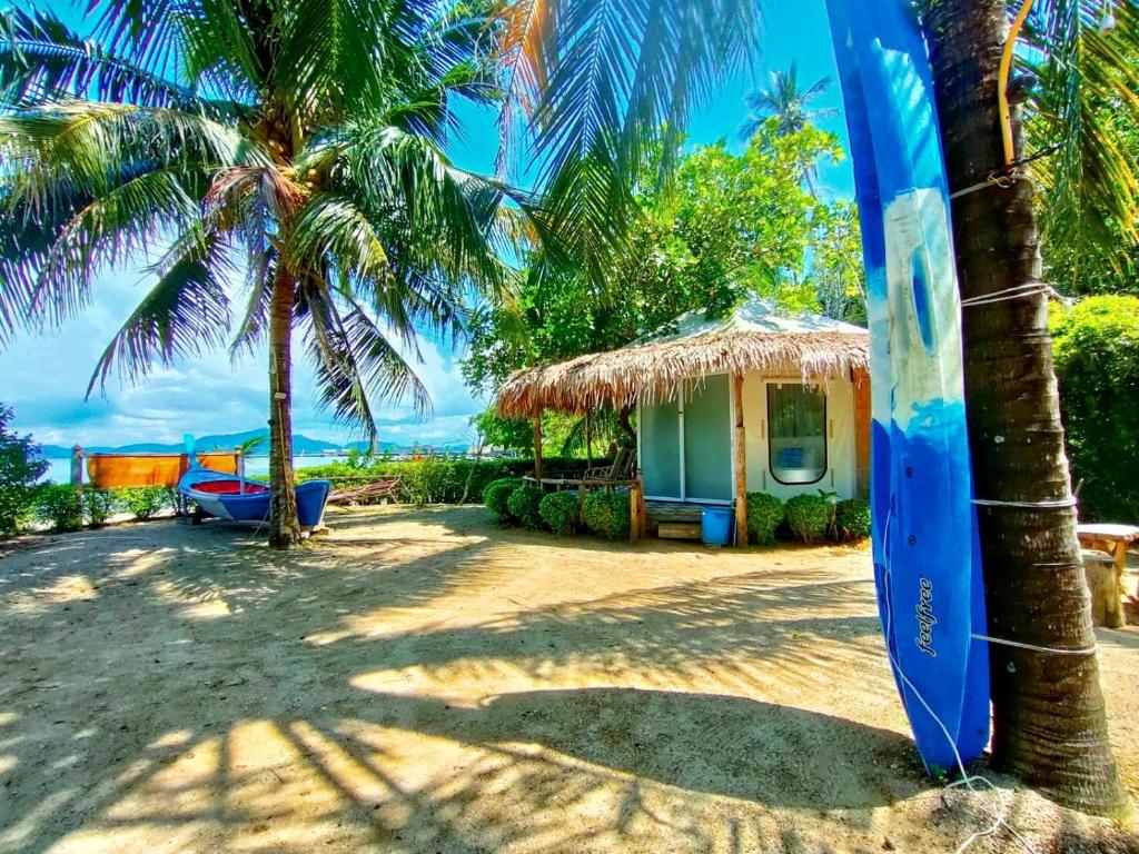 班柯木莫克蒙特拉海滨度假村的海滩上房子前面的蓝色冲浪板
