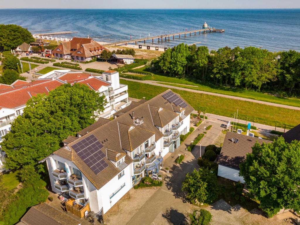 青斯特希尔库鲁克餐厅&酒店的屋顶上太阳能电池板房子的空中景观