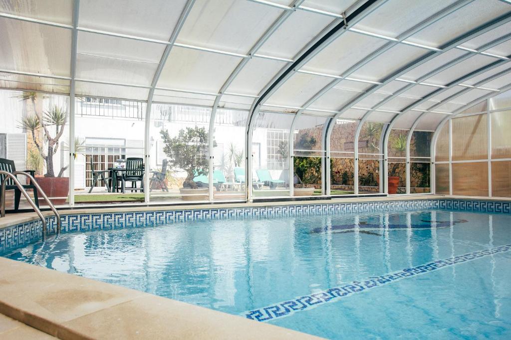 托里什韦德拉什Dii Beach House - Casa de Férias com piscina interior aquecida的一座带大型玻璃天花板的室内游泳池