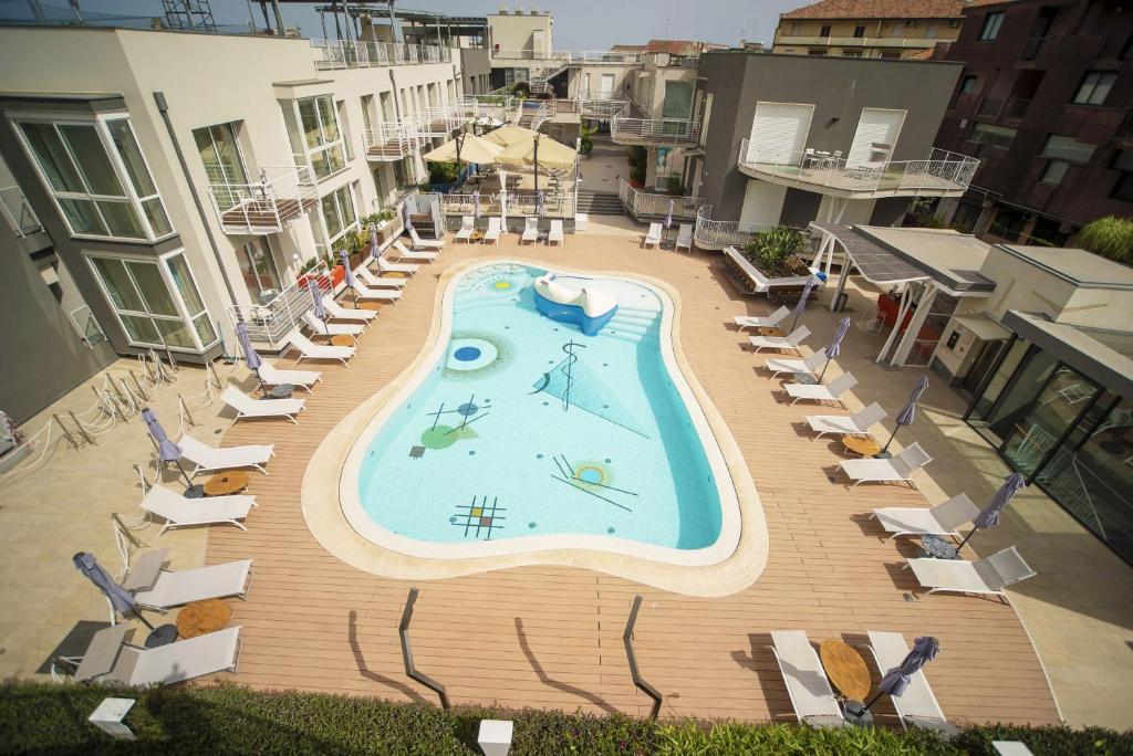 阿茨特雷扎Hotel Malavoglia的享有大楼游泳池的顶部景致