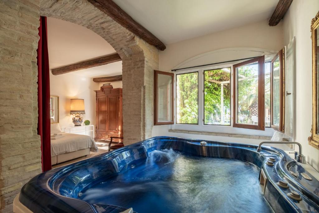 夸尔图丘克里斯蒂娜科尔特旅馆的卧室内的一个大型蓝色浴缸