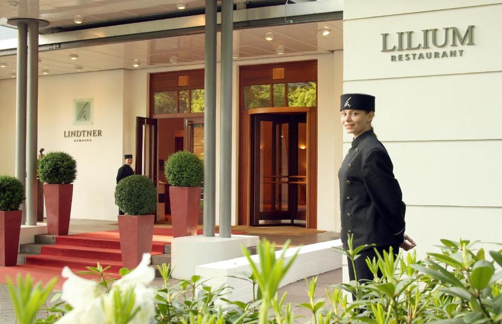 汉堡汉堡林德纳私家酒店的穿着西装的人在建筑物前行走