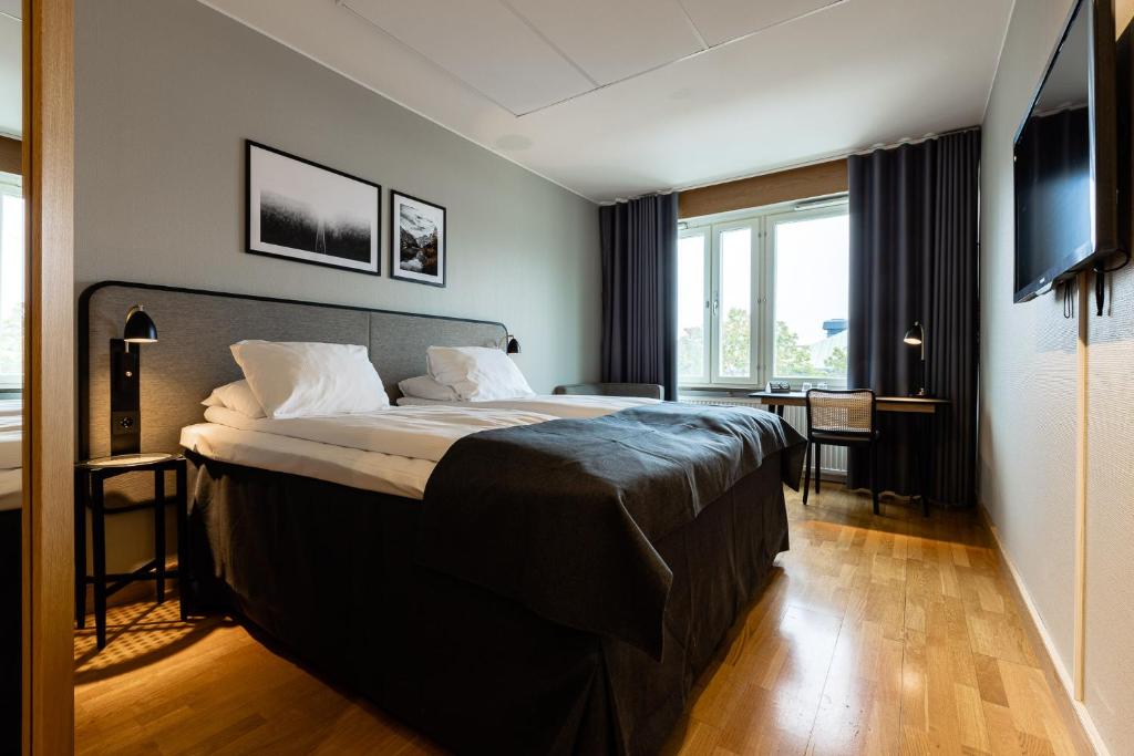 韦斯特罗斯克拉利奥伊特吉连锁酒店的一间卧室设有一张大床和一个大窗户