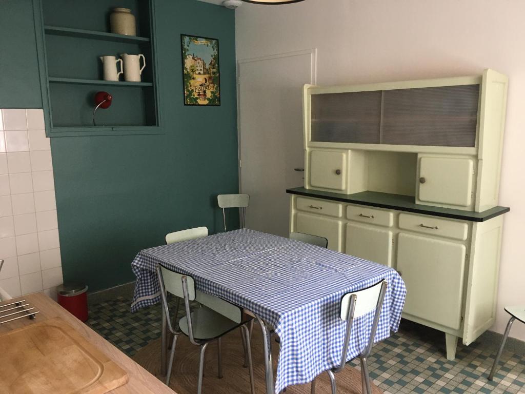 巴涅尔德比戈尔Charmant appartement sur cour, Le Cerisier的厨房配有桌子和桌椅