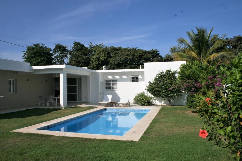 圣斐利-银港Villa Deluxe Costambar的庭院中带游泳池的房子