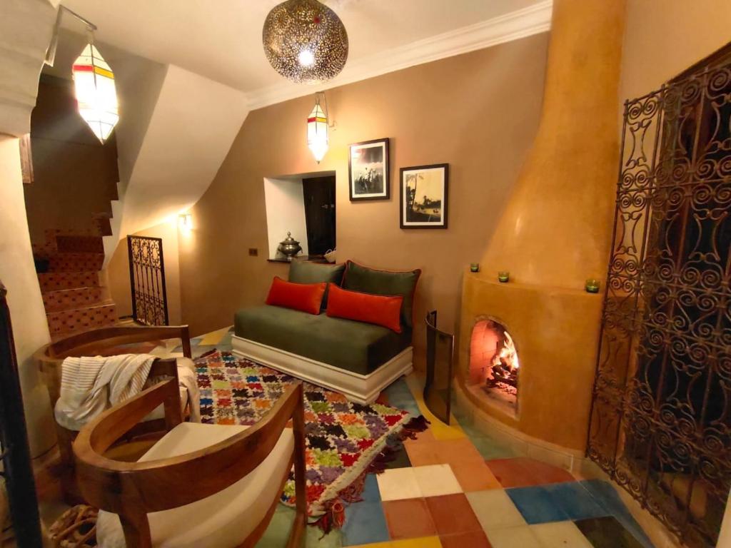 马拉喀什Riad BILKIS的带沙发和壁炉的客厅