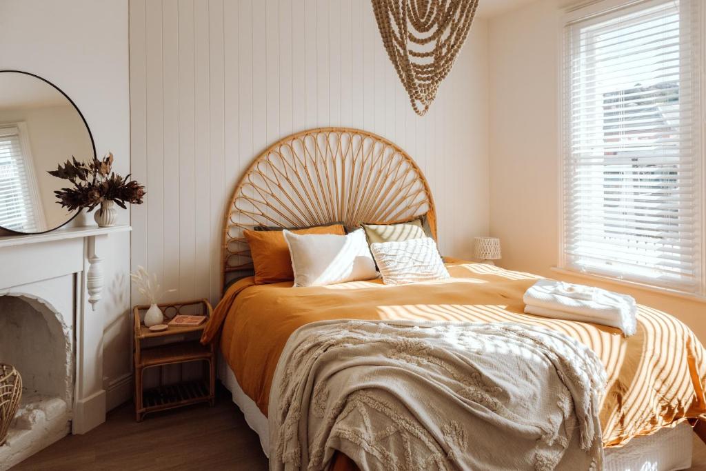 伯尔尼Sweet Home Alexander的一间卧室配有一张大床和木制床头板