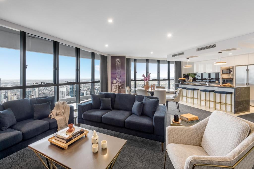 布里斯班Meriton Suites Herschel Street, Brisbane的带沙发和桌子的客厅