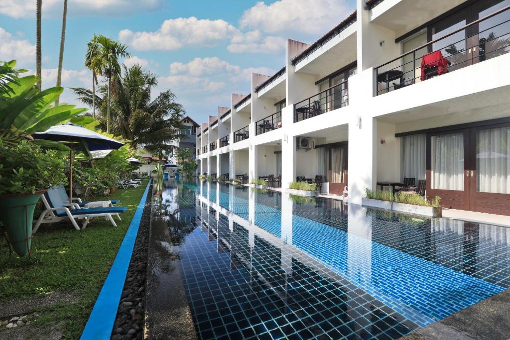 拉威海滩Tea Tree Boutique Resort的享有酒店游泳池的景致。
