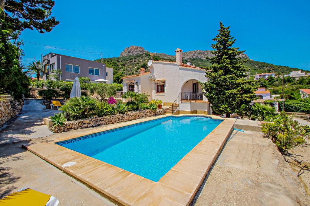 卡尔佩Laura-29A - pretty holiday property with garden and private pool in Calpe的房屋前的游泳池