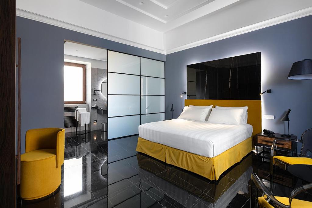 那不勒斯Hotel Poerio 25 Boutique Stay的一间带特大号床的卧室和一间浴室