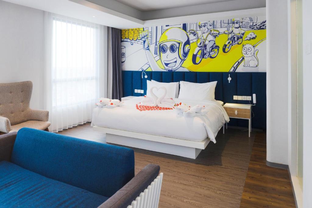 占碑市Yello Hotel Jambi的一间卧室配有一张壁画床