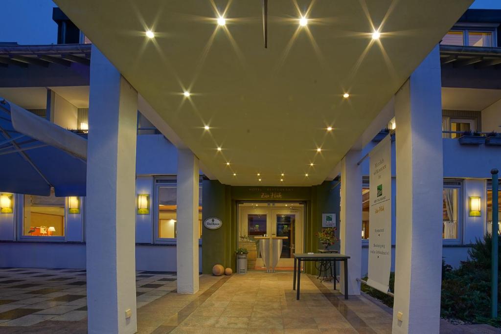 巴特塞京根弗吕酒店的建筑上带柱子和灯的走廊