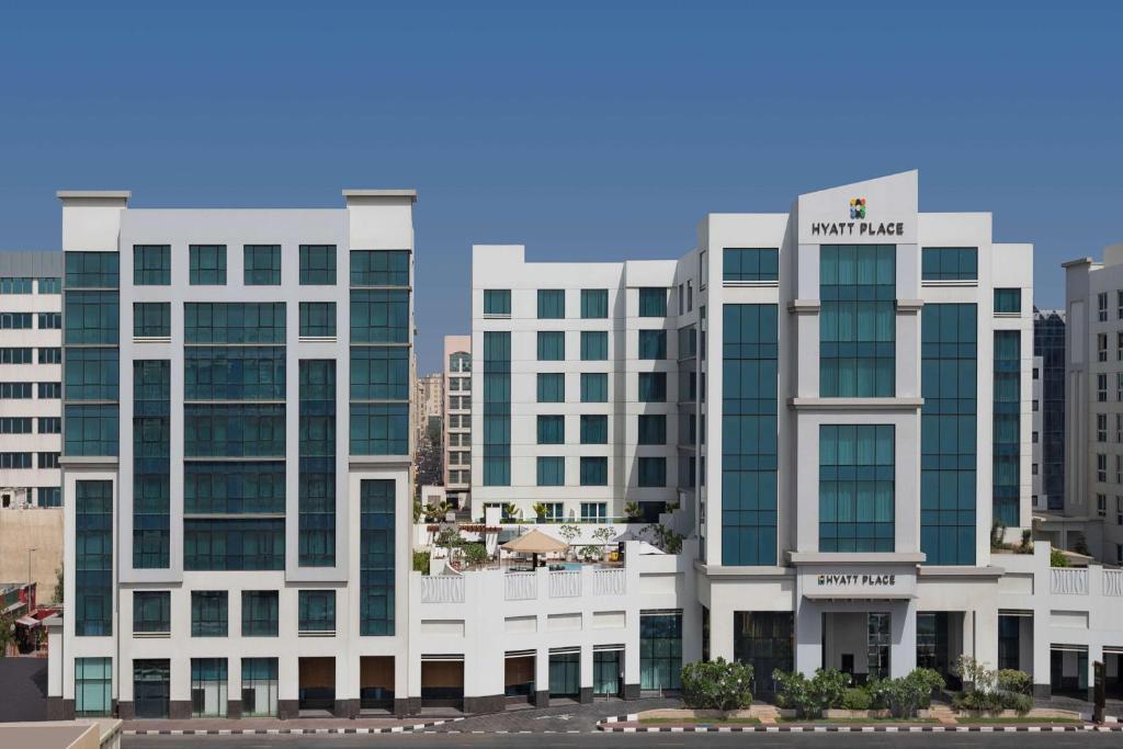 迪拜迪拜艾尔里加凯悦酒店的一座白色的大建筑,上面有标志