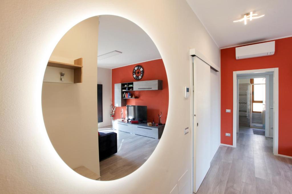 米兰DADA 2bd App - nuovo in CENTRO zona Navigli的客厅的墙上设有椭圆形镜子